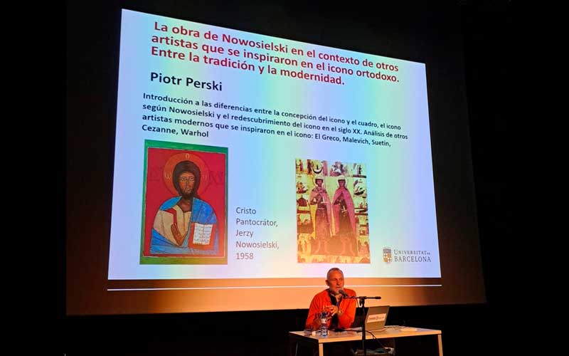 imagen de Piotr Perski dictando una conferencia sobre el artista polaco Jerzy Nowosielski