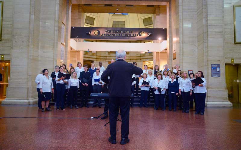 Coro del Banco Nación presentándose en el edificio bancario