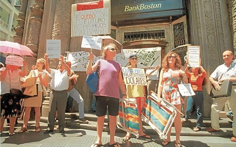 foto personas frente entidades bancarias en protesta año 2001