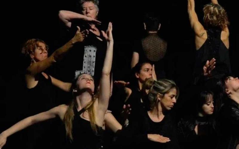 imagen grupo de bailarina vestidas de negro, de la obra "Pecados Capitales"