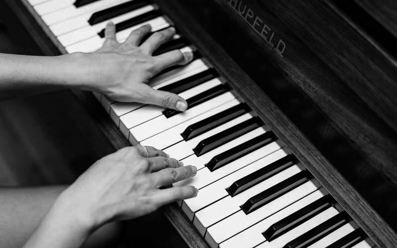 imagen manos sobre las teclas de un piano