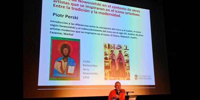 imagen de Piotr Perski dictando una conferencia sobre el artista polaco Jerzy Nowosielski