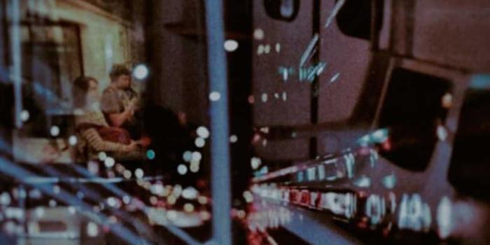 imagen del documental Próxima estación, reflejo de una pareja sentada en un vagón de la línea A de subterráneos de Buenos Aires