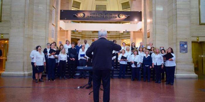 Coro del Banco Nación presentándose en el edificio bancario