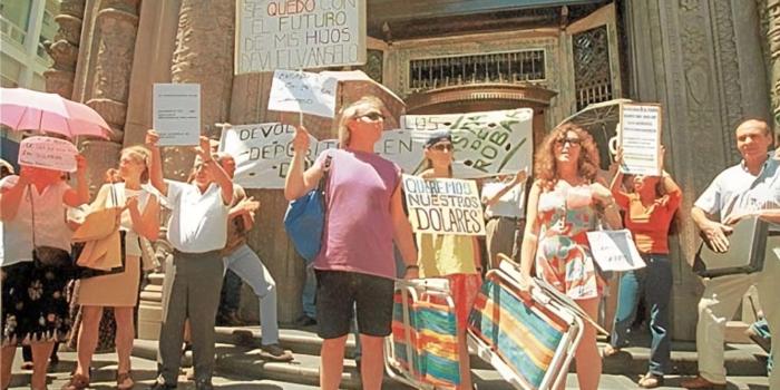 foto personas frente entidades bancarias en protesta año 2001