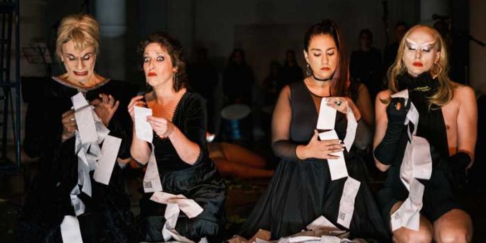 imagen muestra cuatro performers durante la presentación de la obra Oratorio de guerra