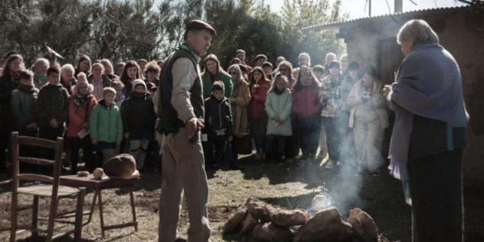 Imagen rural donde se observa un grupo de personas con una pareja alrededor de un fogón. Crédito INTA