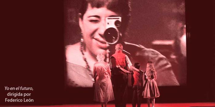 imagen de la obra de teatro Yo en el futuro dirigida por Federico León, cuatro personajes, una pareja de ancianos y dos niños miran una pantalla donde una joven graba un video enfocándolos