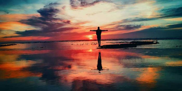 foto, una persona a orillas del mar