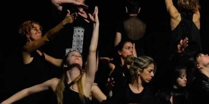 imagen grupo de bailarina vestidas de negro, de la obra "Pecados Capitales"