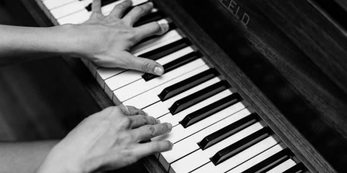 imagen manos sobre las teclas de un piano